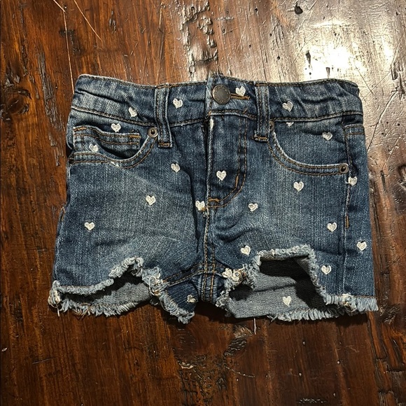 GIRLS EUC HEARTS JEAN DENIM SHORTS SUMMER BLUE WHITE CASUAL FALL SIZE 4T - Picture 1 of 4